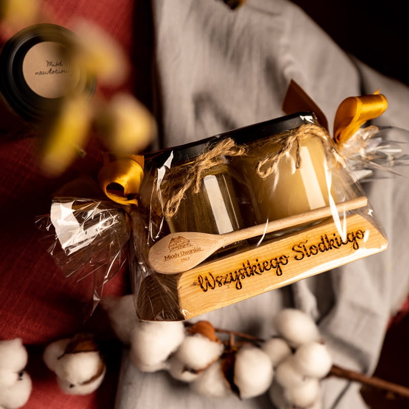 Zestaw 2 miodów na desce z napisem Wszystkiego słodkiego