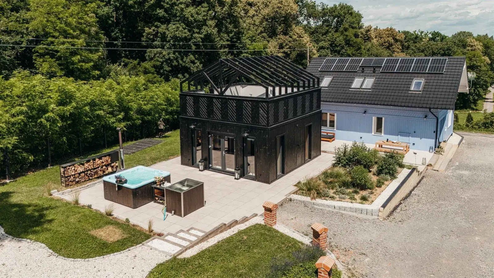 Widok z drona na Lawendową Farmę, taras, ogród i strefę spa
