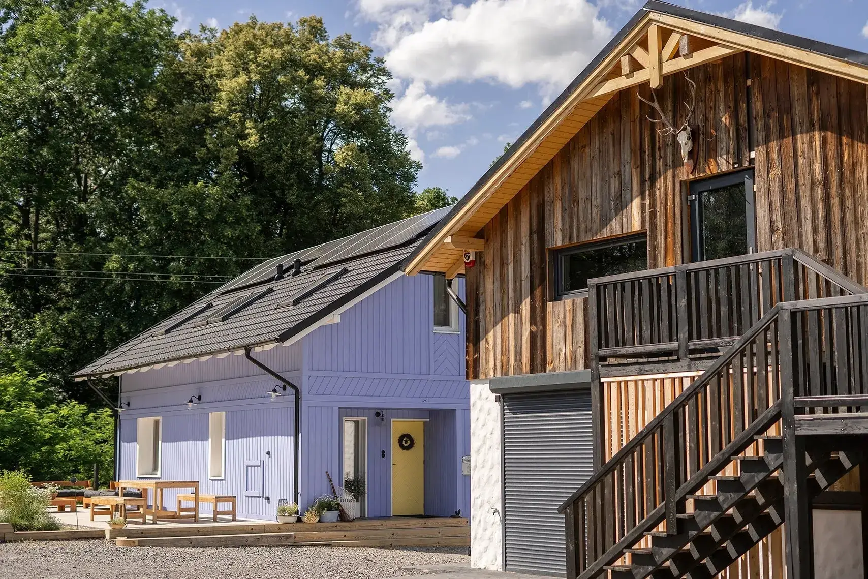 Lawendowa Farma Home & Spa w Żuklinie - dom z drewnianą elewacją i lawendowym skrzydłem