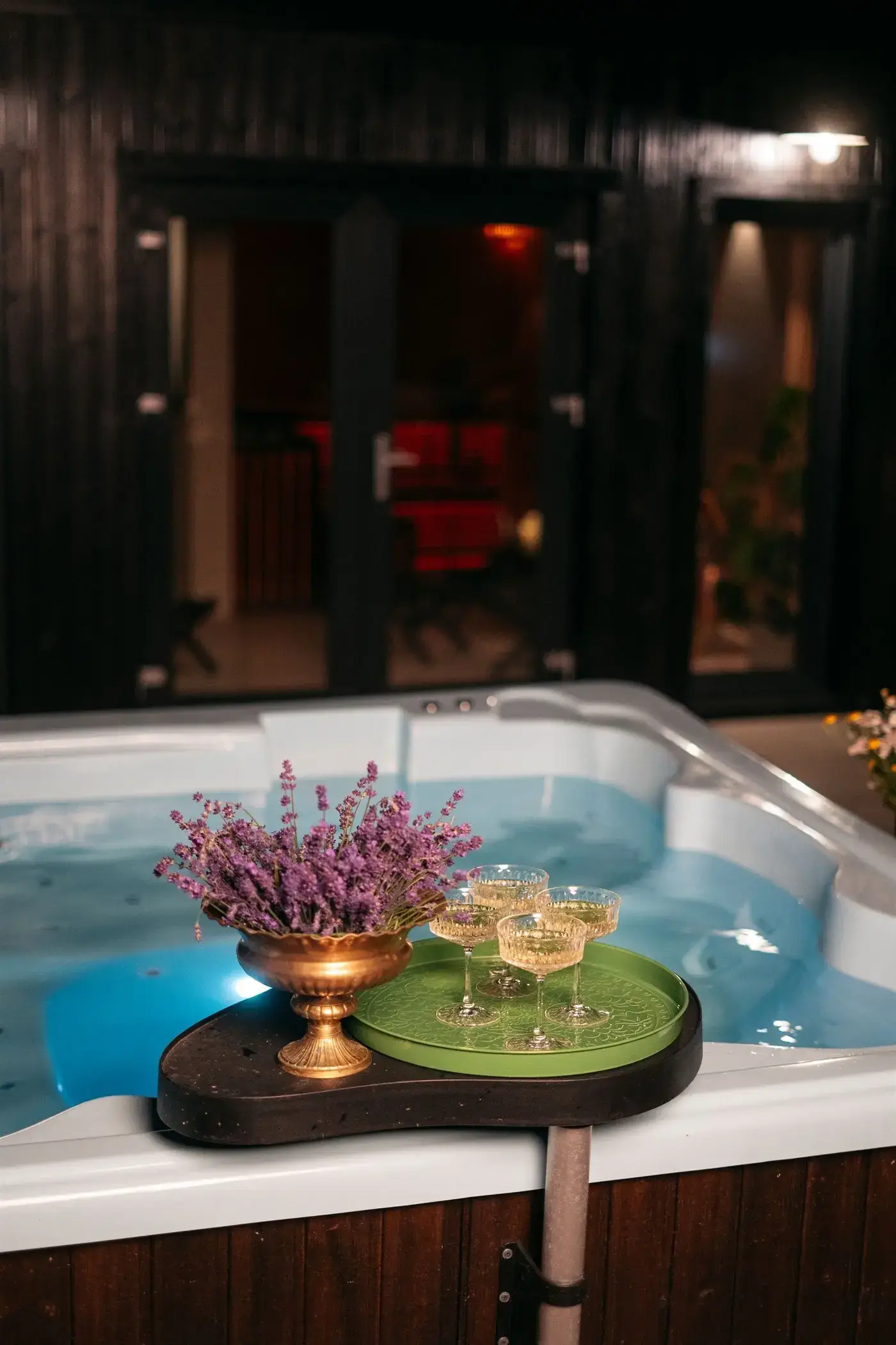 Jacuzzi przy Lawendowej Farmie wieczorem